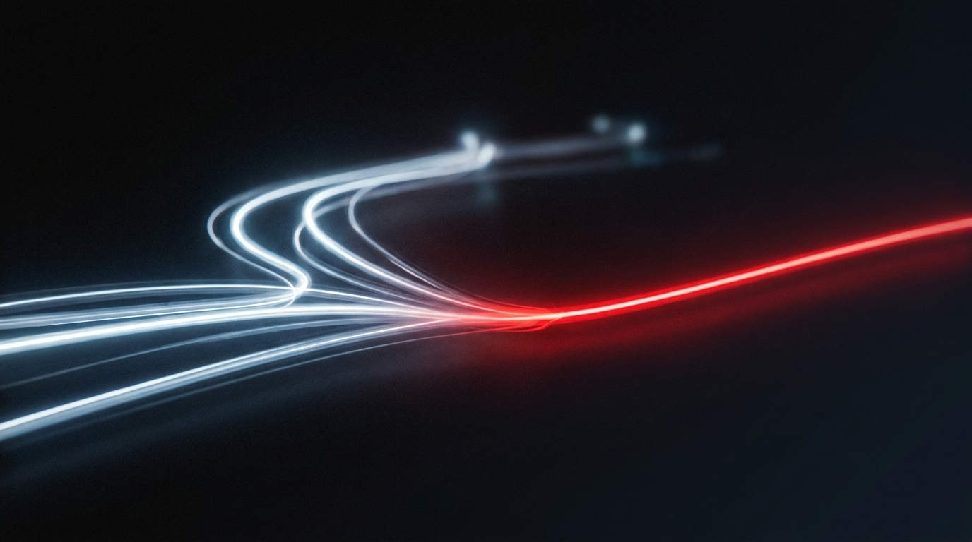 Lichtspuren, die zu einer roten Linie zusammenlaufen